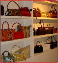 cerca A rayas vestido Es una compañía italiana que fabrica bolsos de alta calidad para boutiques  de lujo.